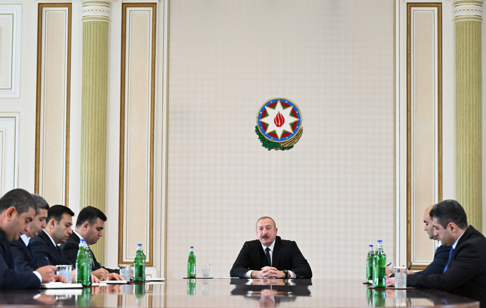 Präsident Ilham Aliyev empfängt neuen bevollmächtigten Vertreter des Präsidenten in Nachitschewan und neu ernannte Chefs mehrerer Exekutivbehörden VIDEO