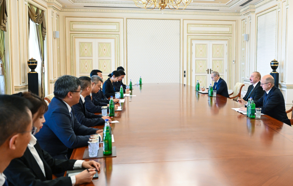 Präsident Ilham Aliyev empfängt chinesische Delegation VIDEO