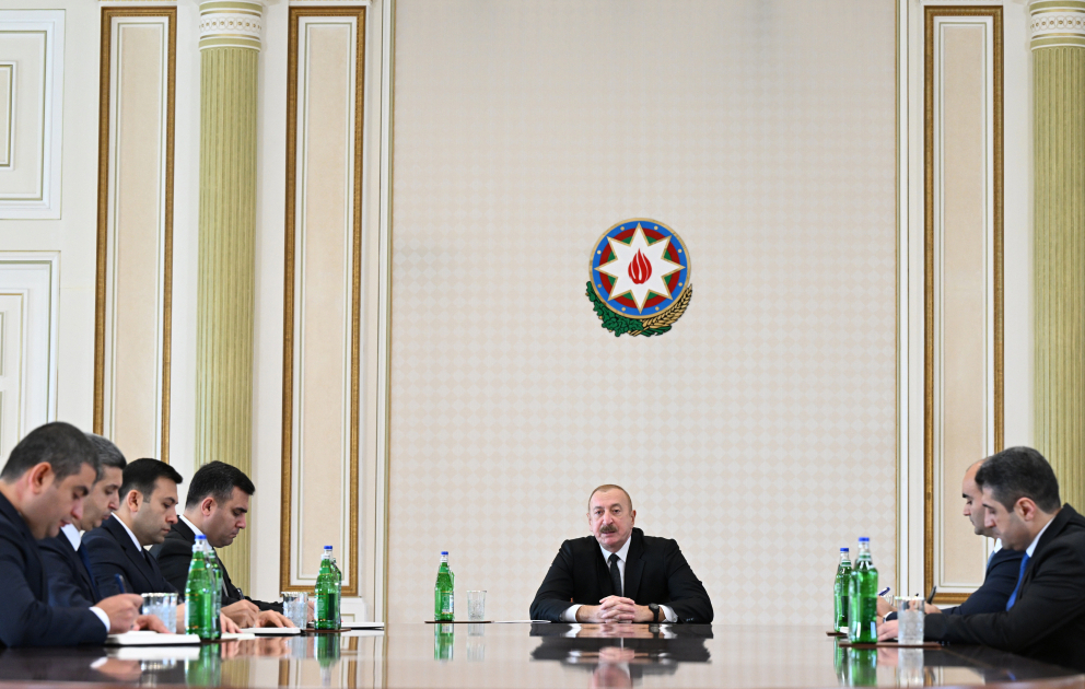 Le président Ilham Aliyev reçoit le nouveau représentant présidentiel nommé à Nakhtchivan ainsi que les chefs de plusieurs autorités exécutives des régions VIDEO