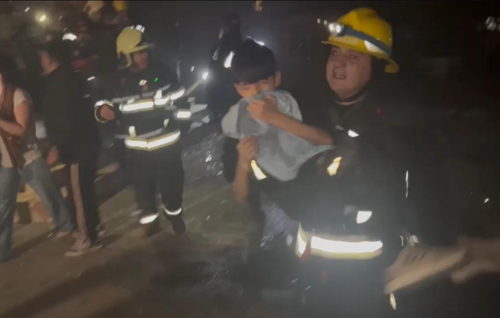 Bakıda yaşayış binasında baş verən yanğında 20 nəfər tüstüdən zəhərlənib, ölənlər var - YENİLƏNİB 4 VİDEO