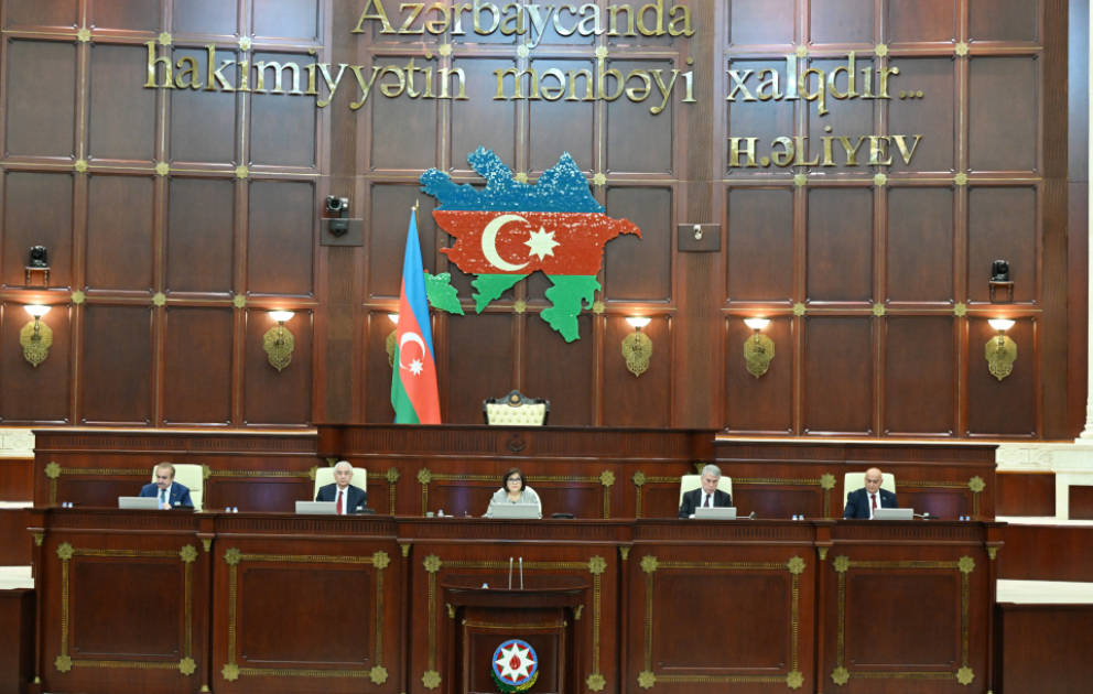 Milli Məclisin plenar iclasında 2026-cı ilin dövlət büdcəsi və büdcə zərfinə daxil olan qanun layihələri ikinci oxunuşda qəbul olunub - YENİLƏNİB VİDEO