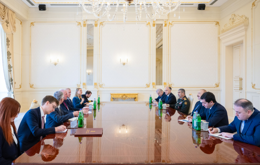 Präsident Ilham Aliyev empfängt britischen Staatsminister für Verteidigung VIDEO