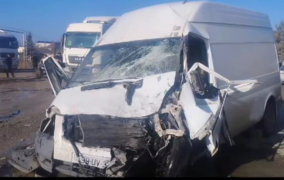 Qubada yük avtomobili avtobusla toqquşub, ölən var VİDEO