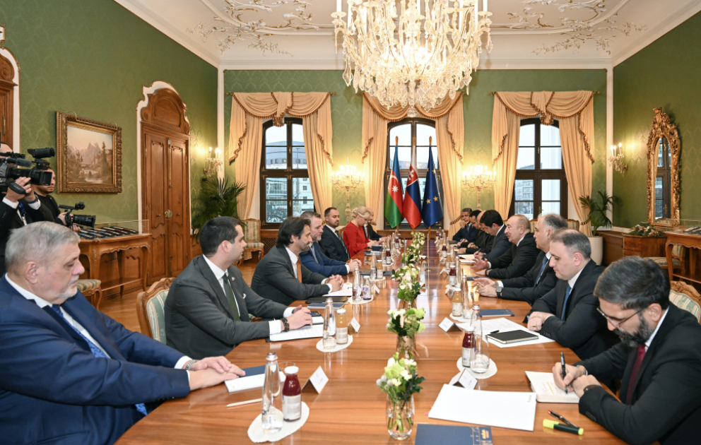 Präsident Ilham Aliyev hält in Bratislava ein erweitertes Treffen mit seinem slowakischen Amtskollegen ab VIDEO