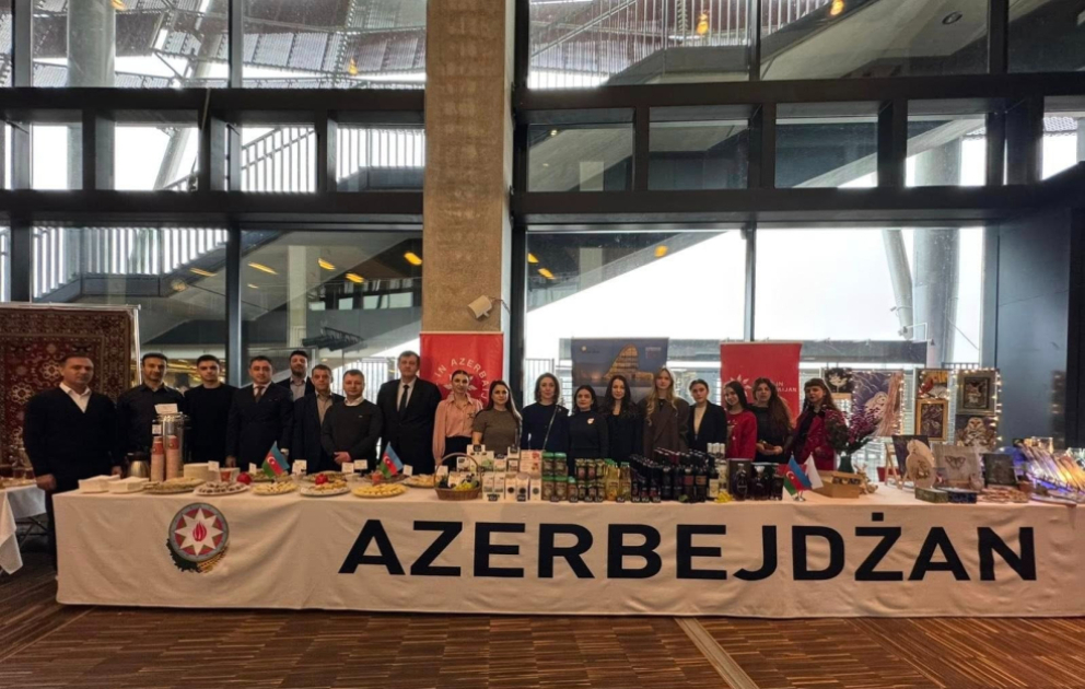 Varşavada keçirilmiş beynəlxalq xeyriyyə tədbirində Polşanın birinci xanımı Azərbaycan stendini ziyarət edib VİDEO