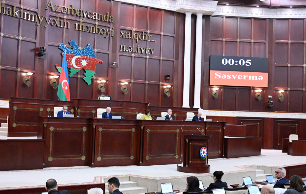 Parlament 2026-cı ilin dövlət büdcəsi zərfinə daxil olan qanun layihələrini üçüncü oxunuşda qəbul edib VİDEO