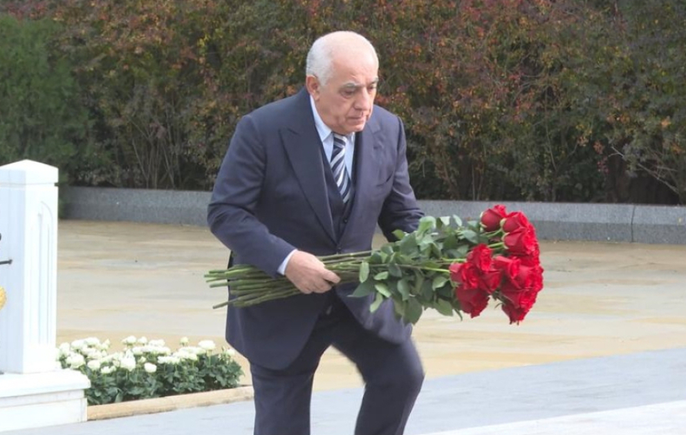 Премьер-министр Али Асадов посетил могилу великого лидера Гейдара Алиева на Аллее почетного захоронения ВИДЕО