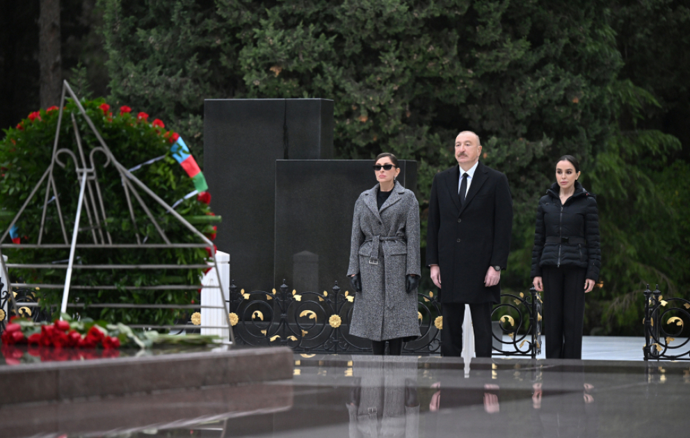Le président de la République et la première dame se recueillent devant la tombe du Leader national Heydar Aliyev VIDEO