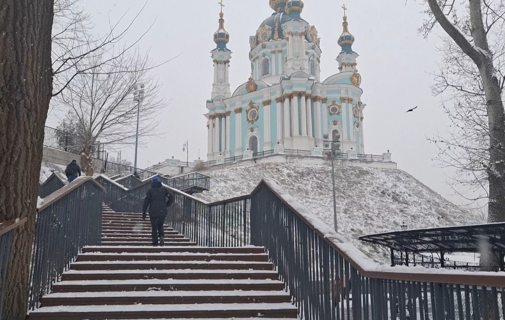 Первый снег в Киеве: мимолетная радость на фоне ужасов войны — Фоторепортаж АЗЕРТАДЖ ВИДЕО