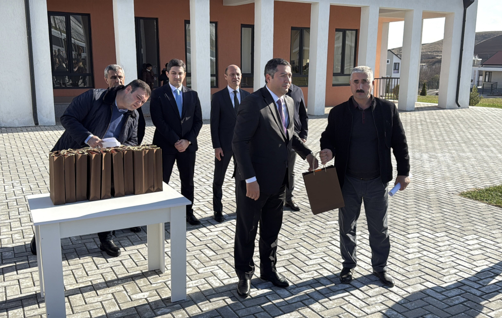 Jabrayil: Im Dorf Horovlu 22 weiteren Familien Schlüssel zu ihren Häusern übergeben VIDEO