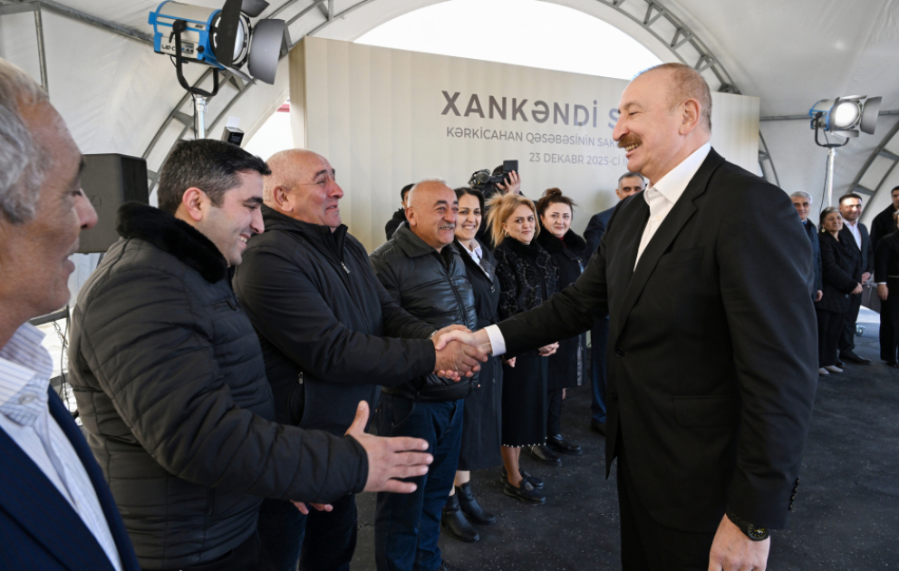 Le président Aliyev rencontre les résidents ayant emménagé dans le bourg de Kerkidjahan VIDEO