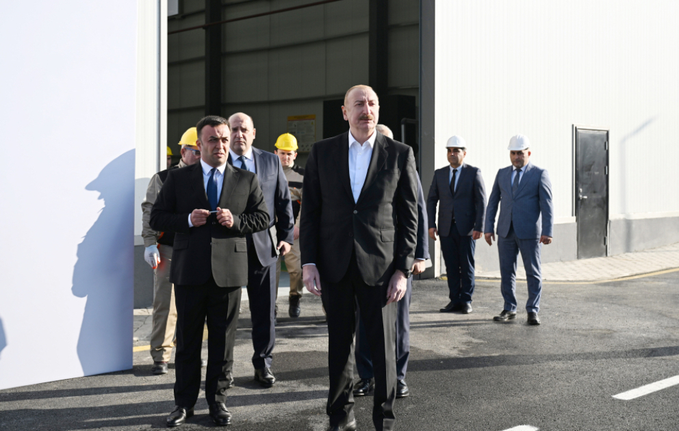 Präsident Ilham Aliyev weiht Fabrik zur Herstellung von Metall-Strommasten in Aghdam teil VIDEO