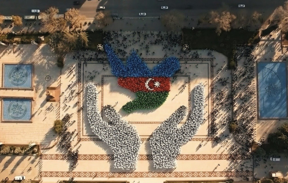 Gəncədə “Dəmir yumruq və Sülh göyərçini” fləş-mobu keçirilib VİDEO