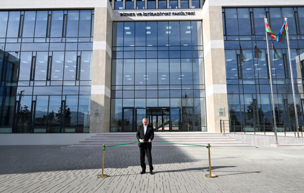 Ilham Aliyev participe à l’inauguration du bâtiment de la Faculté d’économie et d’administration des affaires de l’Université du Karabagh VIDEO