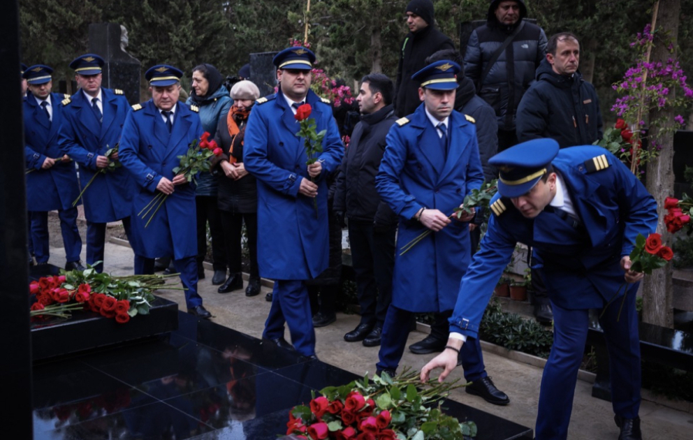 Посещены могилы членов экипажа, погибших в авиакатастрофе пассажирского самолета AZAL ВИДЕО