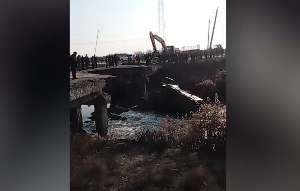 Sabirabadda kombayn aşıb, sürücü ölüb VİDEO