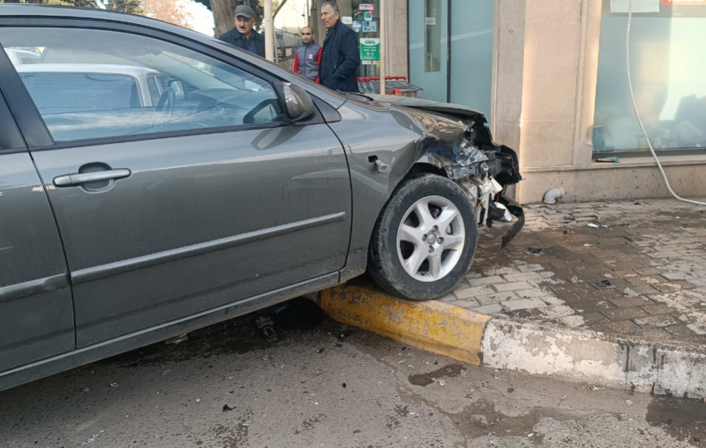 Tovuzda “Opel” və “VAZ” markalı avtomobillər toqquşub, bir nəfər xəsarət alıb VİDEO