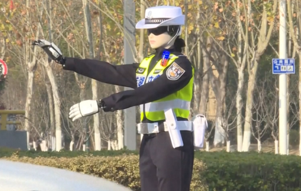 Çində robot yol polisləri fəaliyyətə başlayıb VİDEO