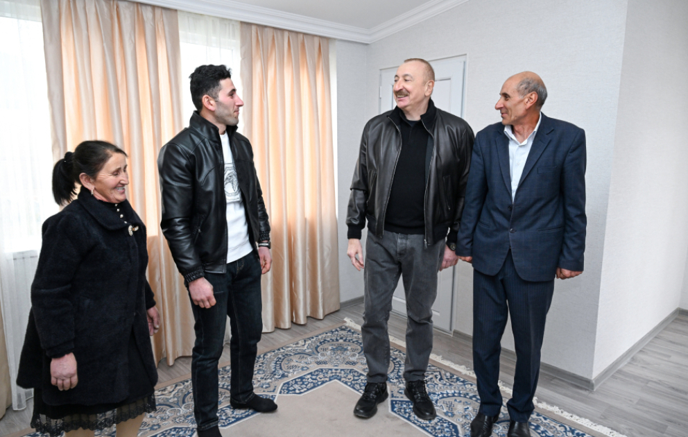 Le président Aliyev inspecte les travaux accomplis dans le village de Tchyldyran du district d’Aghdéré VIDEO
