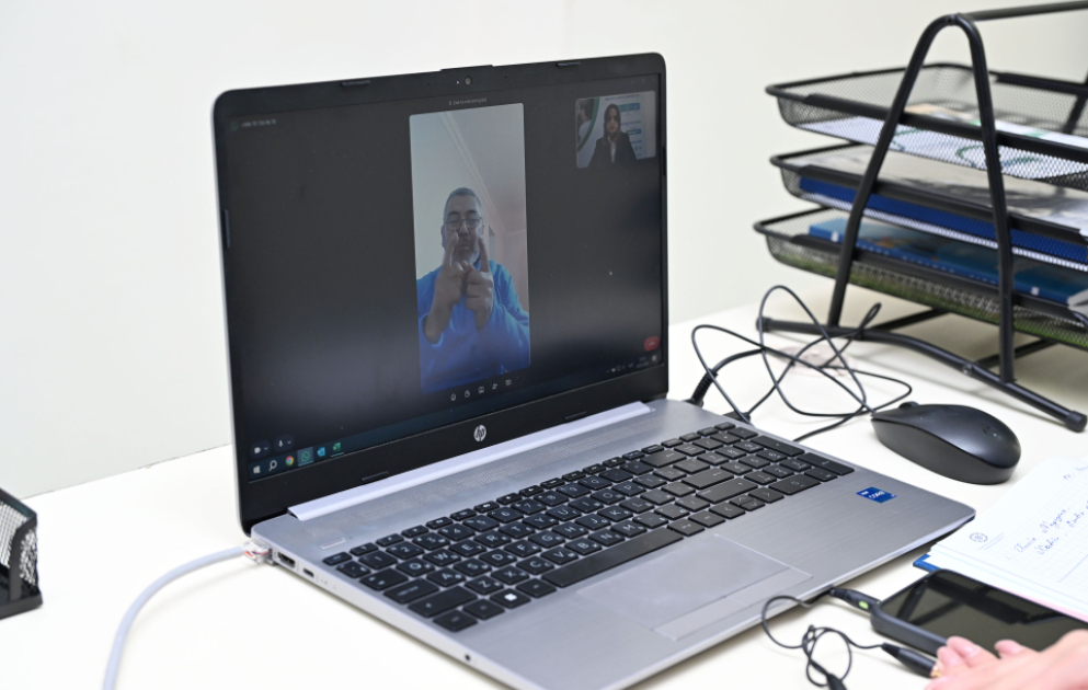 İşarət dilini bilməyənlərlə eşitmə və nitq məhdudiyyəti olan şəxslər arasında “virtual körpü” yaradılır -  REPORTAJ  VİDEO