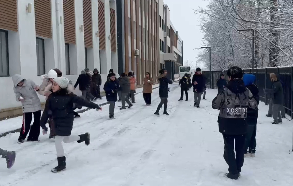 Laçında məktəblilərin qar sevinci  FOTO VİDEO