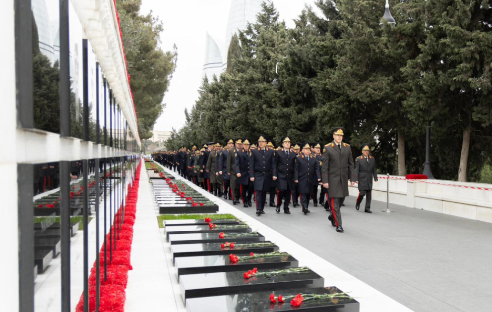Daxili İşlər Nazirliyinin şəxsi heyəti Şəhidlər xiyabanını ziyarət edib VİDEO