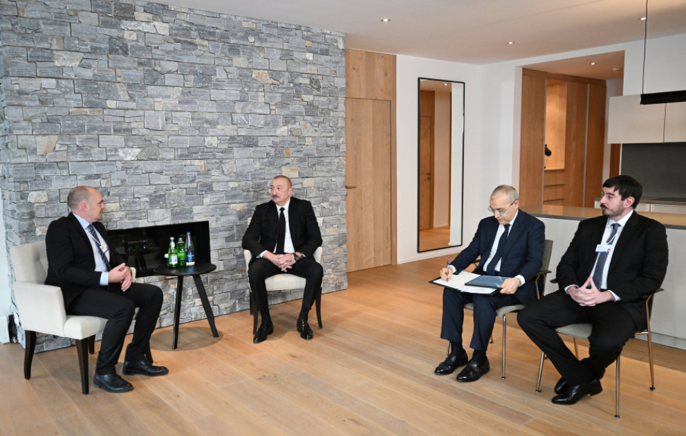 Le président Ilham Aliyev s’entretient avec le vice-président senior du groupe Vestas Wind Systems à Davos VIDEO