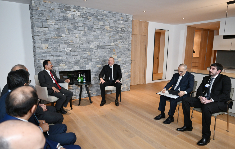 Präsident Ilham Aliyev trifft sich in Davos mit dem Vorsitzenden und Vorstandsvorsitzenden der Unternehmensgruppe „DP World“ VIDEO