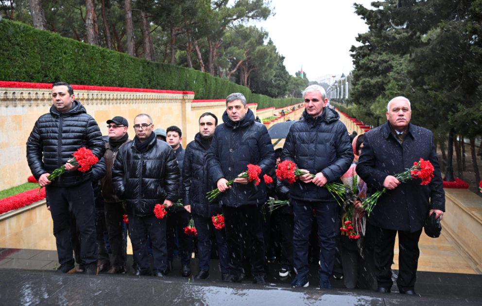 Les collaborateurs de l’AZERTAC visitent l’Allée des Martyrs VİDEO