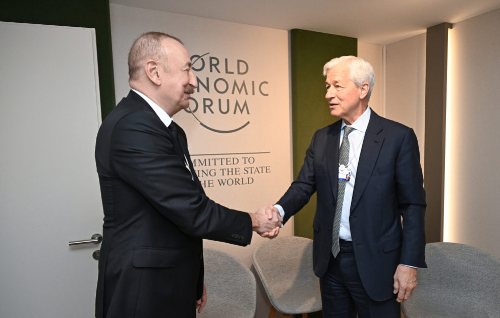 Präsident Ilham Aliyev trifft in Davos CEO und Vorsitzenden von „J.P. Morgan“ VIDEO