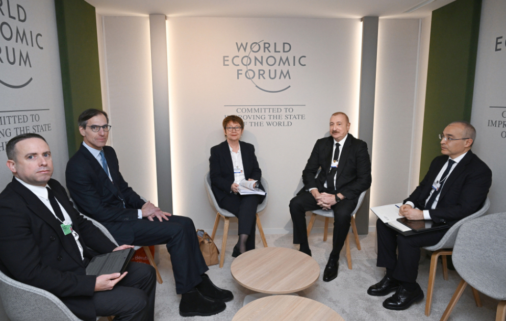 Präsident Ilham Aliyev trifft Präsidentin der Europäischen Bank für Wiederaufbau und Entwicklung in Davos VIDEO