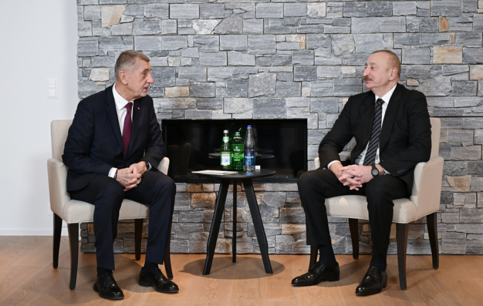 Prezident İlham Əliyev Davosda Çexiyanın Baş naziri ilə görüşüb VİDEO