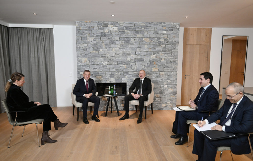 Entretien du président azerbaïdjanais avec le Premier ministre de la République tchèque à Davos VIDEO