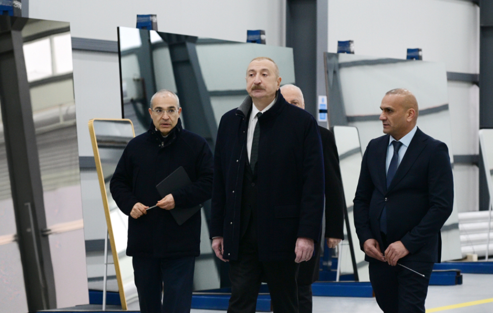 Präsident Ilham Aliyev weiht Werk für Herstellung von Spiegelglasplatten im Industriepark Sumgayit ein VIDEO
