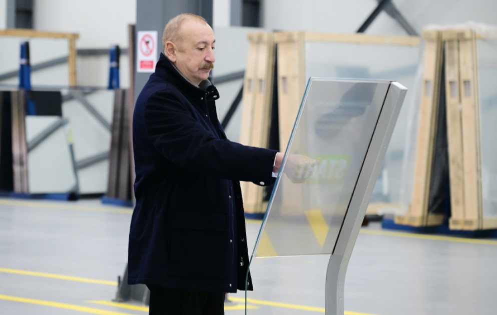 Le président Ilham Aliyev assiste à l'inauguration d'une usine de production de plaques de miroir dans le Parc industriel de Soumgaït VIDEO