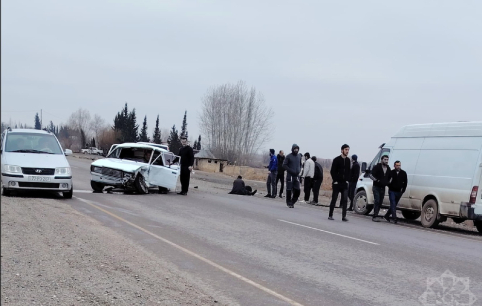 Salyanda VAZ və BMW toqquşub, xəsarət alanlar var VİDEO