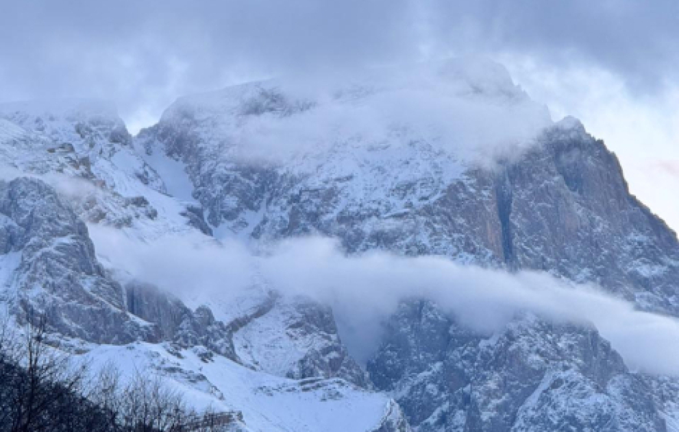 Winterwunder des Kaukasus: Der gefrorene Wasserfall des Dorfes Laza VIDEO