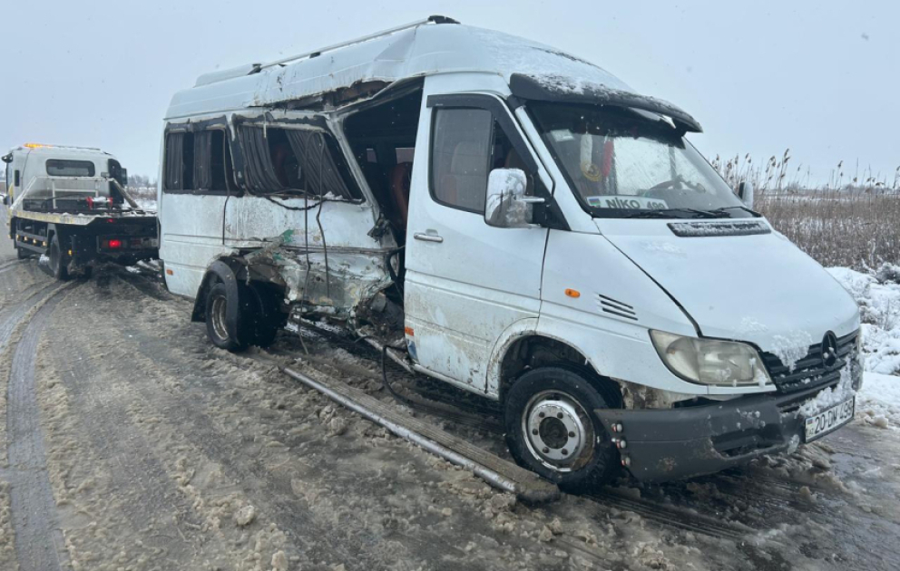 Salyanda mikroavtobusla minik avtomobili toqquşub VİDEO