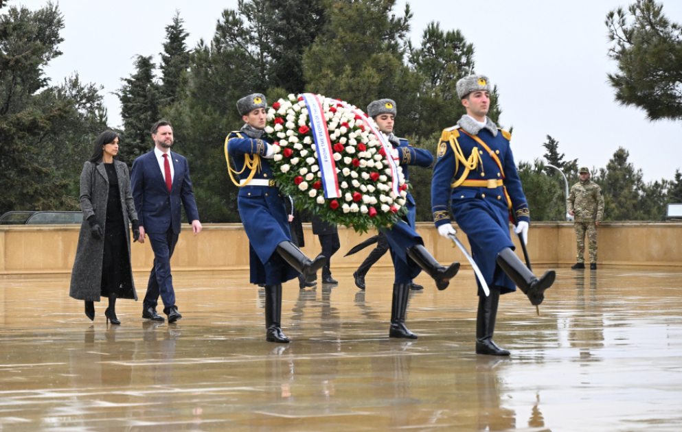 Amerika Birləşmiş Ştatlarının Vitse-prezidenti Cey. Di. Vens Şəhidlər xiyabanını ziyarət edib VİDEO