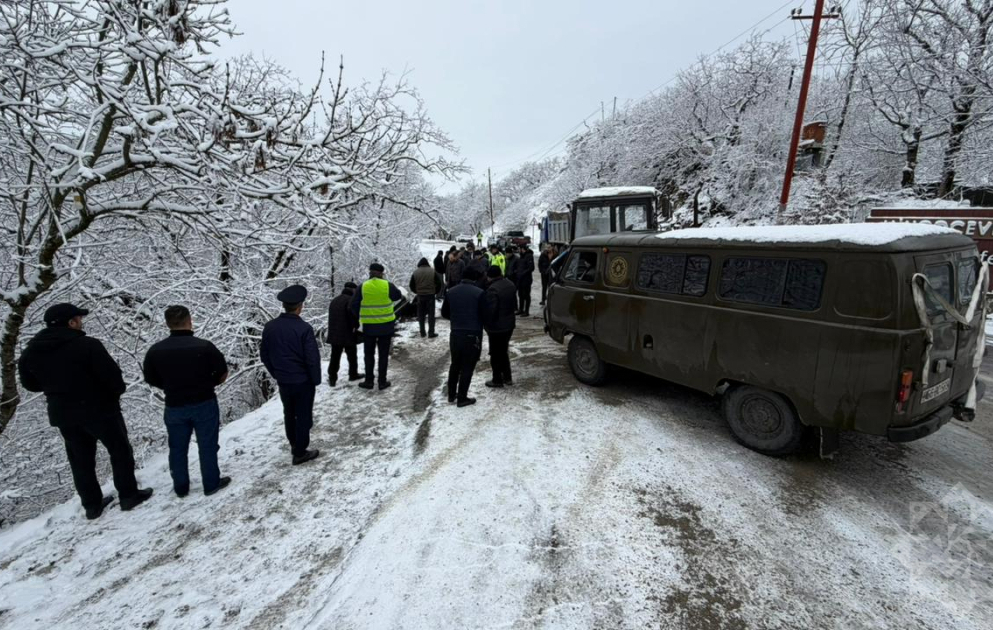 Ağsu aşırımında buzlaşma: İki avtomobil aşıb VİDEO