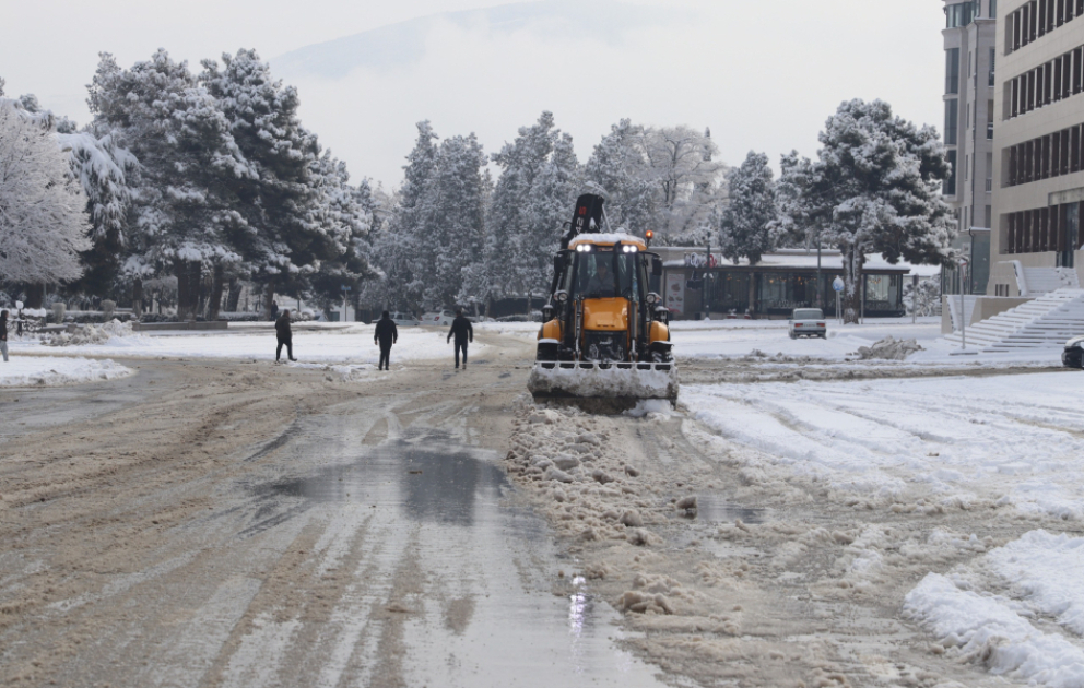 Xankəndinin yolları qardan təmizlənir VİDEO