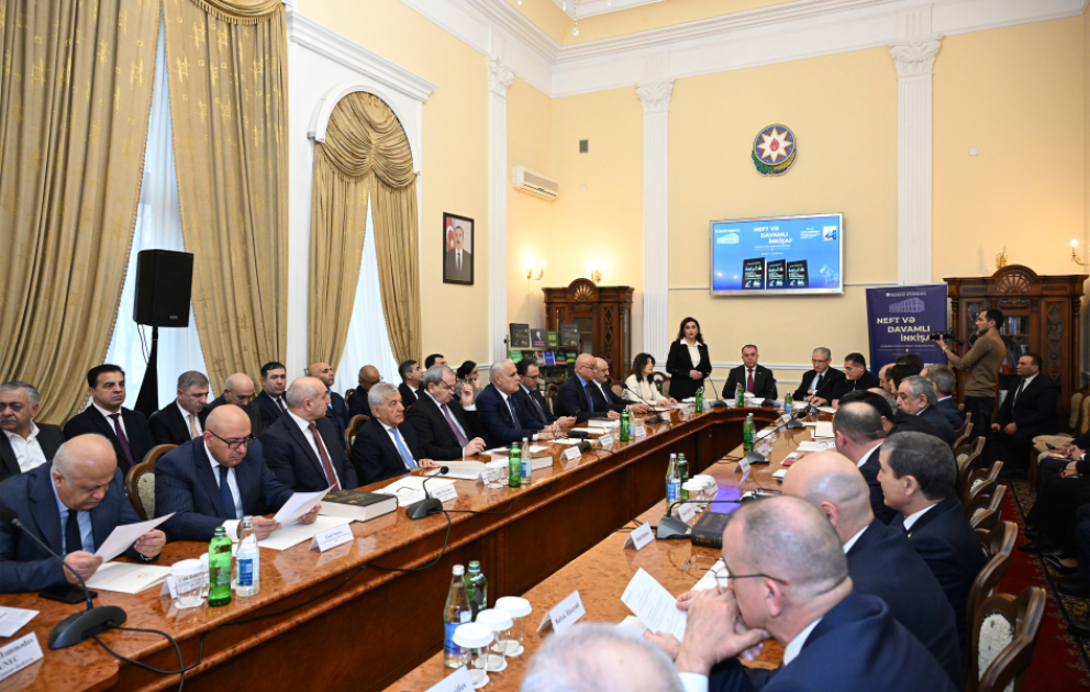 Prezident Kitabxanasında Sadiq Qurbanovun “Neft və davamlı inkişaf” üçcildliyinin təqdimatı keçirilib VİDEO