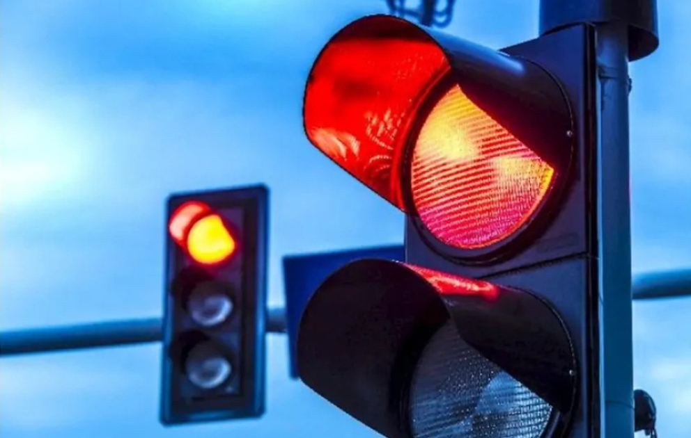Paytaxtda sürücü qırmızı işıqda keçərək işıqforu yararsız vəziyyətə salıb VİDEO