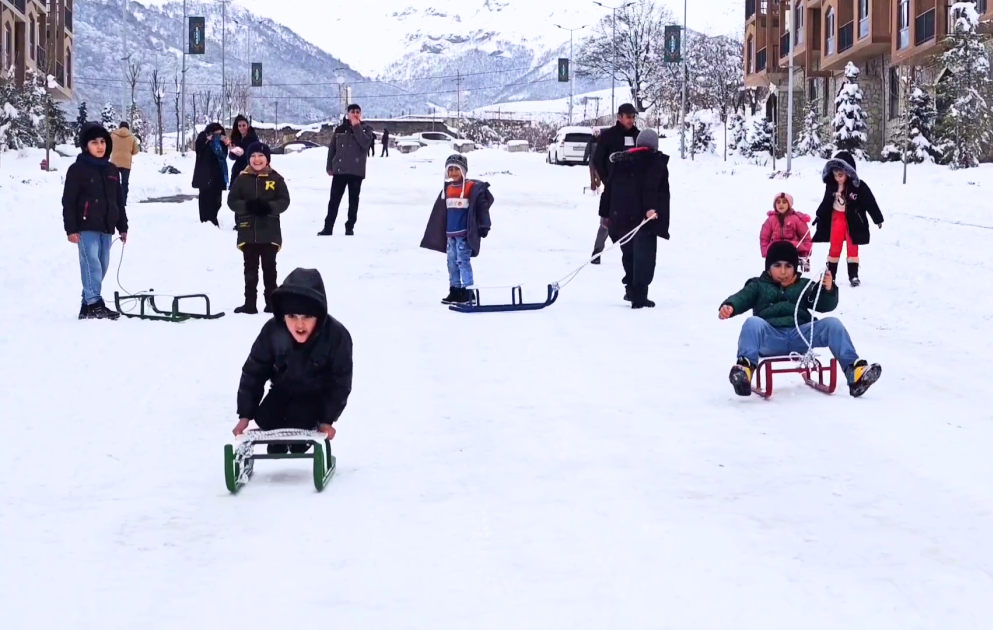 Qarlı Kəlbəcərdə uşaqların qış sevinci VİDEO