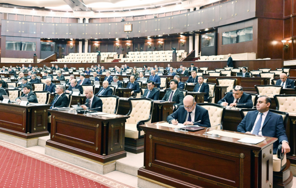 Parlament minimum əməkhaqqı ilə bağlı Əmək Məcəlləsinə təklif edilən dəyişikliyi təsdiqlədi VİDEO
