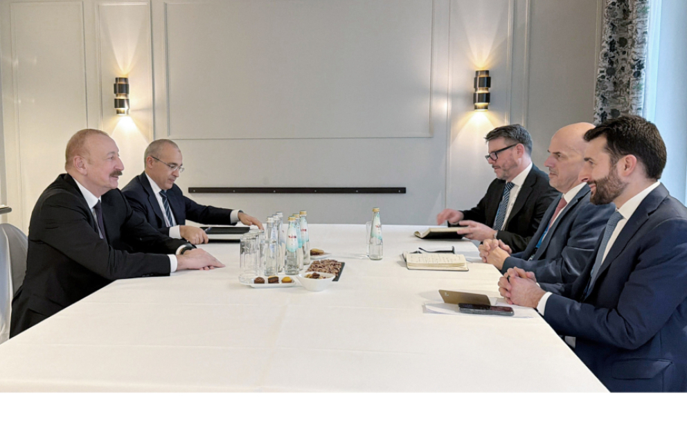Präsident Ilham Aliyev trifft in München mit CEO von Oracle Corporation zusammen VIDEO