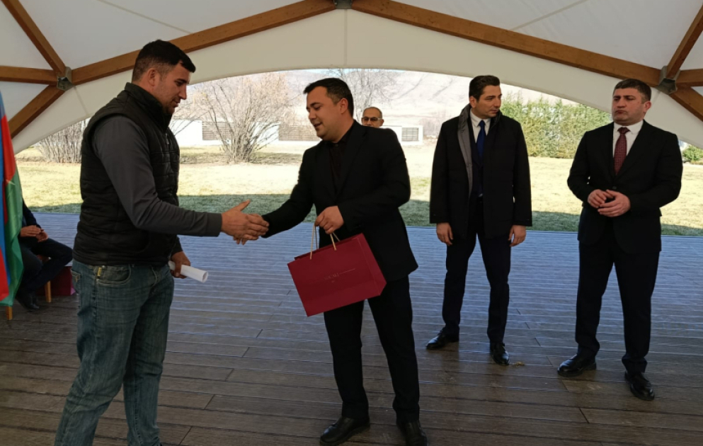 Первая группа переселенцев вернулась в село Ханабад Ходжалинского района ВИДЕО