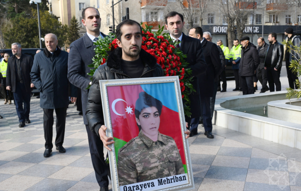 İtkin şəhid Mehriban Qarayeva Sumqayıt Şəhidlər xiyabanında torpağa tapşırılıb VİDEO