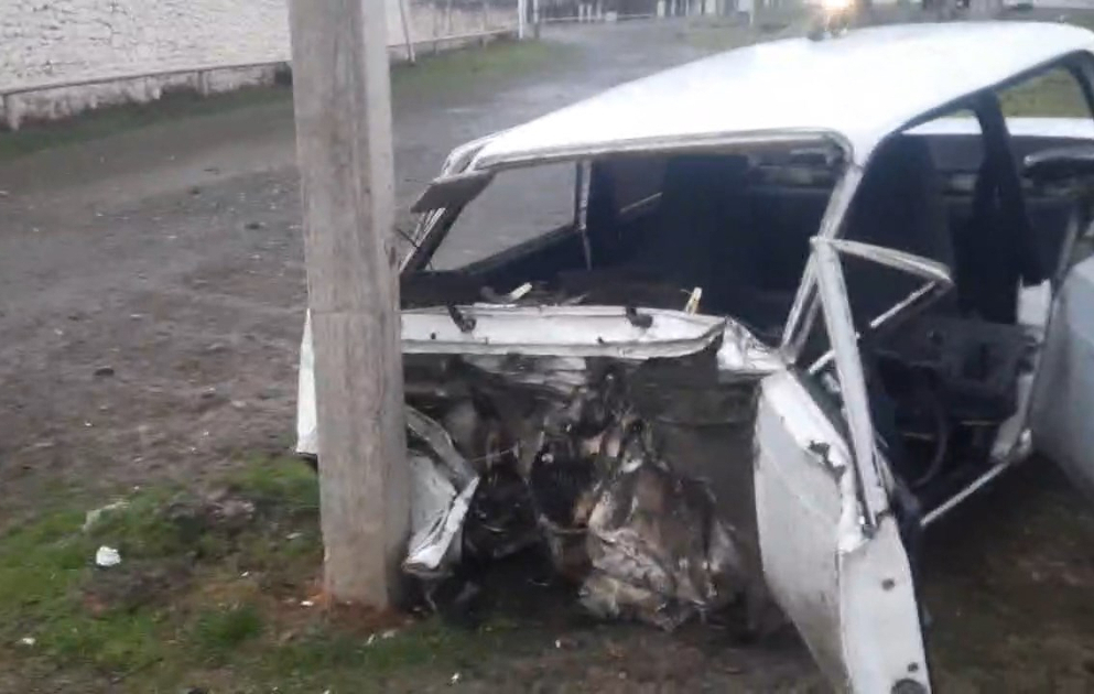 Oğuzda “VAZ-2107” işıq dirəyinə çırpıldı - xəsarət alanlar var VİDEO