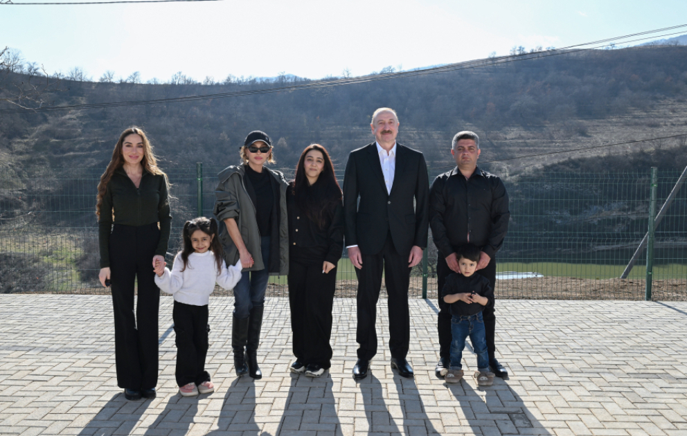 Ilham Aliyev inspecte les travaux réalisés dans le village de Khanabad du district de Khodjaly MIS A JOUR VIDEO